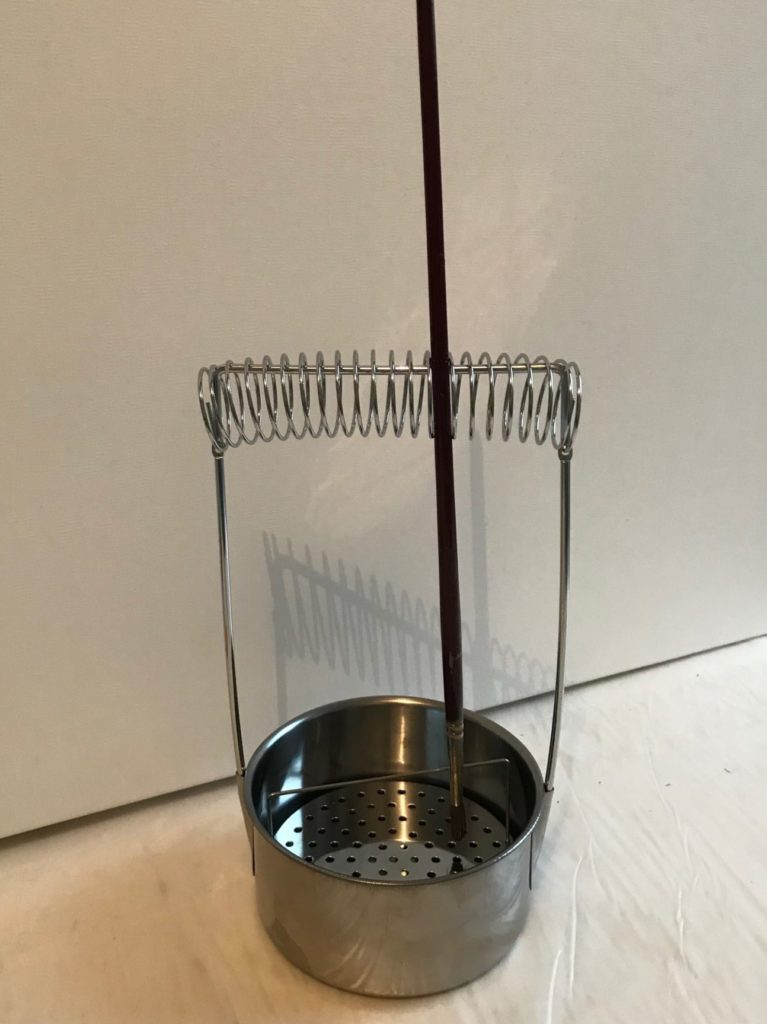 Support à pinceaux avec grille métallique pour récupérer la peinture après dilution dans le solvant