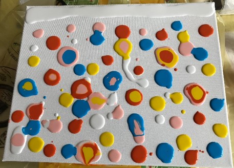 les couleurs sont versées de temps en temps les unes dans les autres