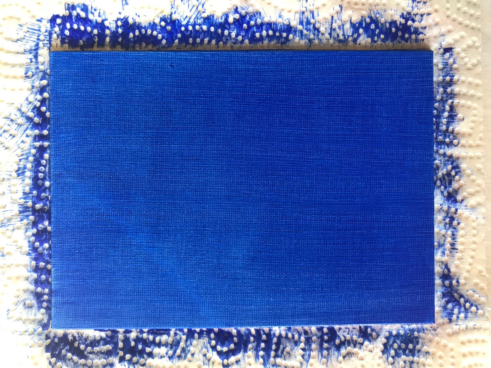 Support recouvert d'une couleur, ici du Bleu Outremer