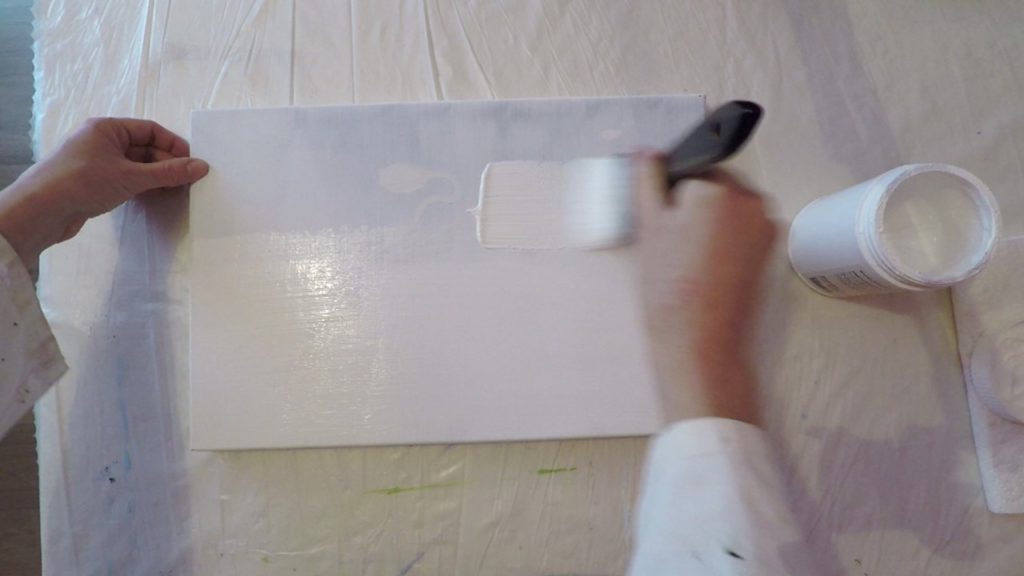 application d'un apprêt sur la toile